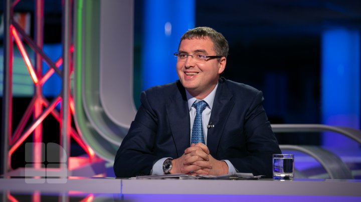 Ce salariu are Renato Usatîi. Cum se descurcă cu banii