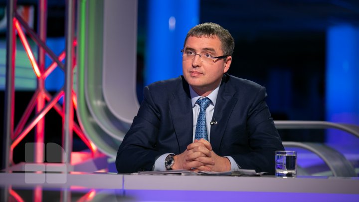 Ce salariu are Renato Usatîi. Cum se descurcă cu banii