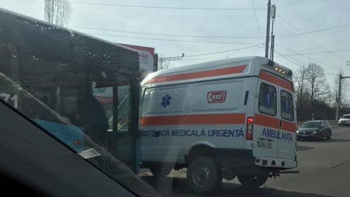 ACCIDENT GRAV în Capitală. Un autobuz de linie, la un pas SĂ RĂSTOARNE o ambualnţă. Poliţia, la faţa locului (VIDEO)