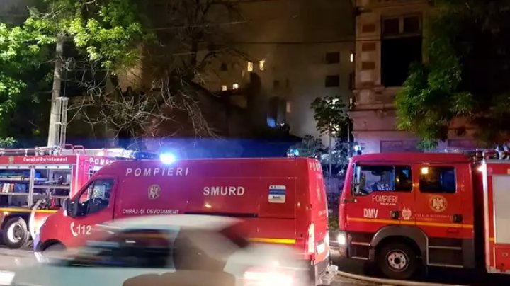 Incendiu puternic într-un bloc din judeţul Mureş, România: 13 persoane, printre care patru copii au ajuns la spital