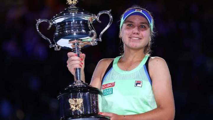 A pozat cu râvnitul trofeu şi a băut şampanie. Sofia Kenin a ajuns în lumina reflectoarelor după ce a produs surpriza la Australian Open