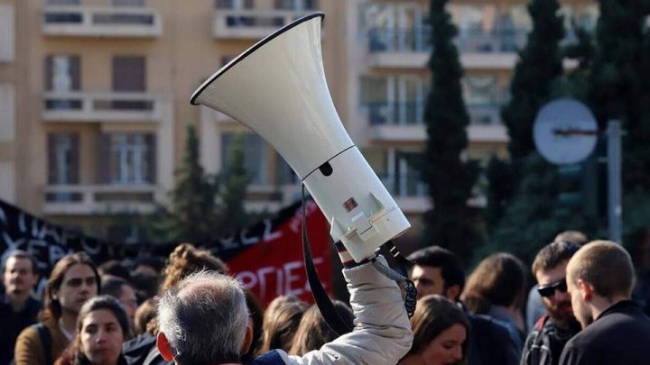 Mii de greci au protestat împotriva unui proiect de reformă a sistemului de pensii