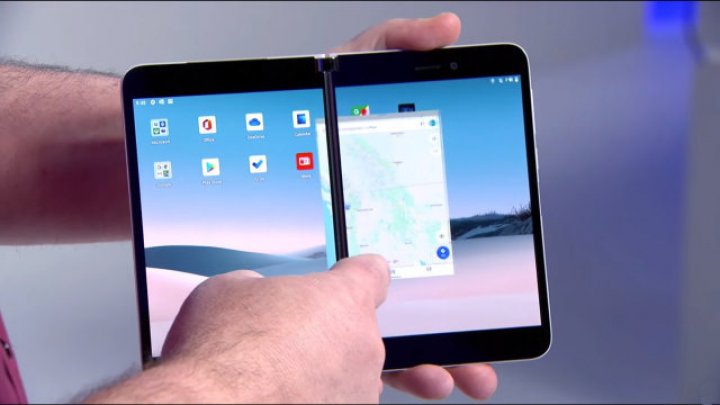 Microsoft oferă prima demonstraţie cu Surface Duo, rulând aplicaţii de Android