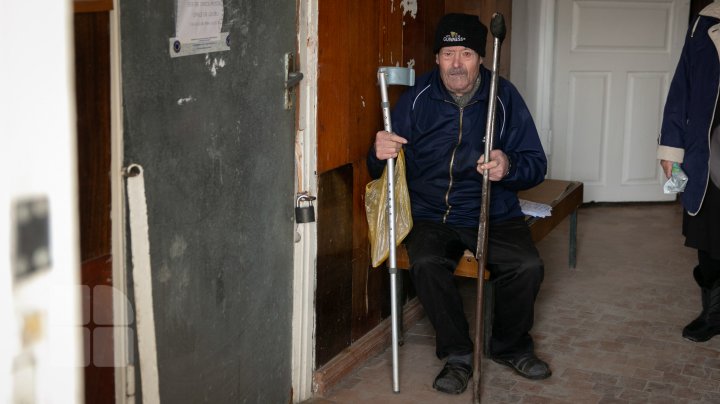 LA POŞTĂ, CA ÎN EVUL MEDIU: Oficiile din Drăsliceni şi Ratuş sunt pline de şobolani (FOTOREPORT)