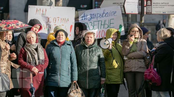 PROTEST în faţa Primăriei Capitalei. Zeci de angajaţi ai ÎM "Moldpresa", nemulţumiţi că ar putea rămâne fără locuri de muncă 