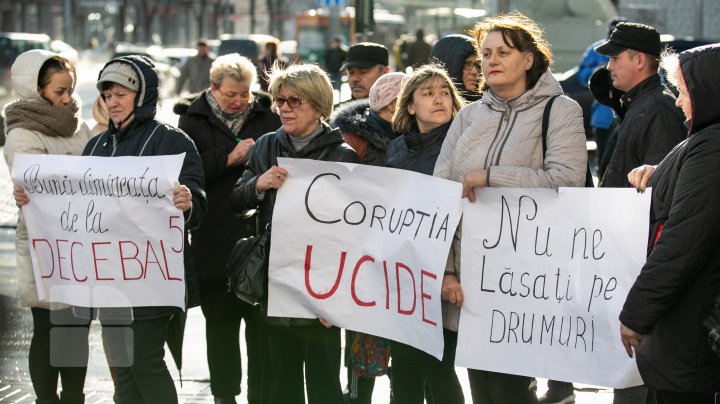 PROTEST în faţa Primăriei Capitalei. Zeci de angajaţi ai ÎM "Moldpresa", nemulţumiţi că ar putea rămâne fără locuri de muncă 