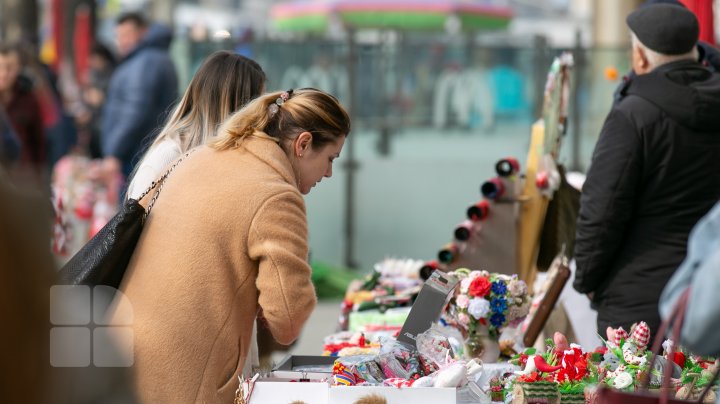 Atmosferă de PRIMĂVARĂ. Străzile Capitalei, invadate de MĂRŢIŞOARE. Cât costă (FOTOREPORT) 