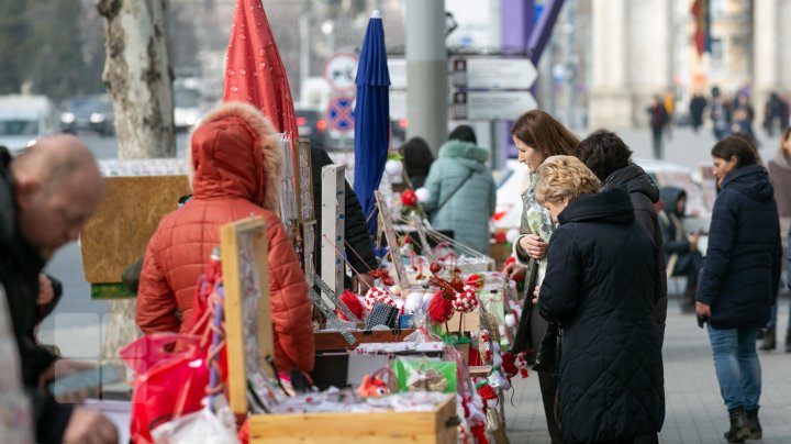 Atmosferă de PRIMĂVARĂ. Străzile Capitalei, invadate de MĂRŢIŞOARE. Cât costă (FOTOREPORT) 