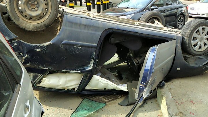 Accident violent în centrul Capitalei. Trei maşini au fost grav avariate (FOTO/VIDEO)