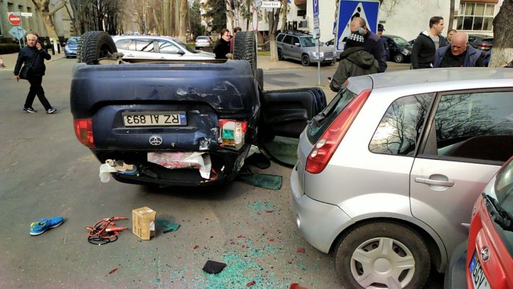 Accident violent în centrul Capitalei. Trei maşini au fost grav avariate (FOTO/VIDEO)