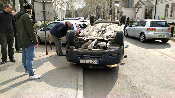 Accident violent în centrul Capitalei. Trei maşini au fost grav avariate (FOTO/VIDEO)