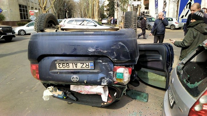 Accident violent în centrul Capitalei. Trei maşini au fost grav avariate (FOTO/VIDEO)