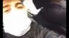 Un tânăr, filmat în timp ce își scoate masca de protecție și SCUIPĂ PESTE FRUCTE (VIDEO)