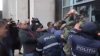 Momentul în care veteranii sparg cu buzduganul uşa de la clădirea Guvernului (VIDEO)