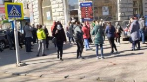 Inconștiență totală. Zeci de bătrâni și tineri, surprinși lângă oficiile poștale (FOTO)