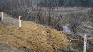 Accident în oraşul Hînceşti. Trei membri ai unei familii, printre care un bebeluş, au ajuns cu maşina în şanţ (FOTO)