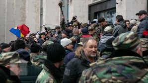 Ce fac polițiștii care păzesc clădirea guvernului de protestatari (VIDEO)