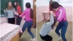 Scene şocante într-un liceu din Moldova. Trei fete s-au bătut, una dintre ele aproape a leşinat (VIDEO)