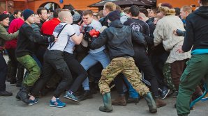 BĂTAIE în fața unui magazin. Doi tineri S-AU LUAT LA PUMNI pentru o pereche de ghete (VIDEO)