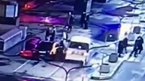 Încăierare cu final neaşteptat! Unul dintre bătăuşi a urcat în maşină şi şi-a tamponat oponenţii (VIDEO) 