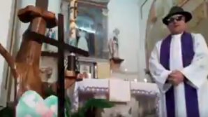 VIDEO VIRAL! Gafa amuzantă a unui preot în timpul unei slujbe online (VIDEO)