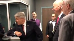 Ar fi de râs dacă nu ar fi de plâns. Politicienii de rang înalt au un comportament ieşit din comun, fiind panicaţi de coronavirus (VIDEO) 