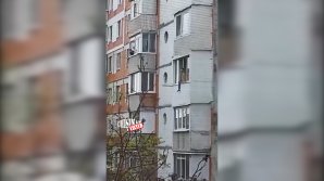 Un bărbat din Buiucani, filmat dezbrăcat la balconul unui apartament. Acesta strigă și aruncă obiecte (VIDEO)