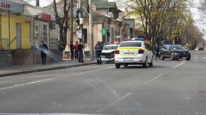 Accident violent în centrul Capitalei. O mașină a poliției s-a ciocnit cu un alt autoturism (FOTO/VIDEO)