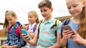Telefonul dă dependență și afectează creierul copiilor. Care sunt pericolele