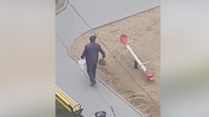 NO COMMENT. Modul inedit prin care un cetățean a reușit să dezinfecteze nisipul de pe un loc de joacă din Capitală (VIDEO)