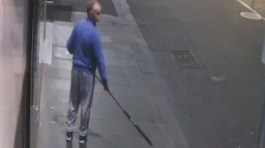 NO COMMENT: Un bărbat a furat un colier Versace din vitrina unui magazin folosind o undiță (VIDEO)