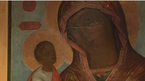 În plină pandemie de coronavirus, o icoană Făcătoare de Minuni a fost plimbată pe străzile din Focșani (VIDEO)