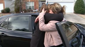 EMOŢIONANT. Două surori s-au regăsit după şase decenii. Una dintre ele a fost dată spre adopţie la câteva luni după naştere (VIDEO)