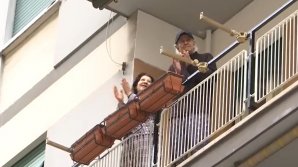 Italienii, alături de medici. Oamenii au ieşit la balcon şi au aplaudat pentru medicii care îi tratează pe cei contaminați cu COVID-19