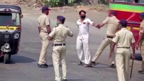 Coronavirus în India: Poliţiştii îi bat cu beţe de bambus și îi pun să facă flotări pe cei care nu respectă carantina (VIDEO)