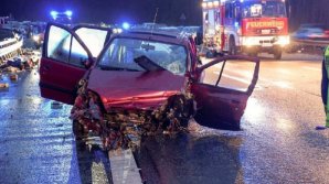 ACCIDENT DE GROAZĂ: O femeie şi fetiţa ei de doi ani, aruncate din maşină, în urma unui IMPACT VIOLENT