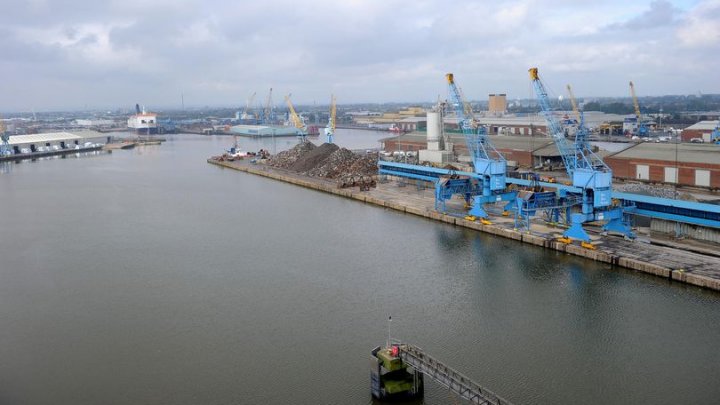 Marea Britanie: Mai multe persoane au fost descoperite într-un container într-un port