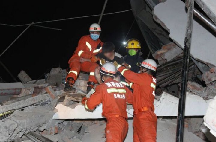 China: Un hotel s-a prăbuşit. Aproximativ 70 de persoane, prinse sub dărâmături. Clădirea era loc de carantină (FOTO/VIDEO)