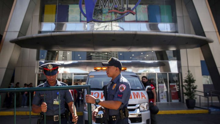 Un fost agent de pază a luat 30 de ostatici într-un centru comercial din Manila