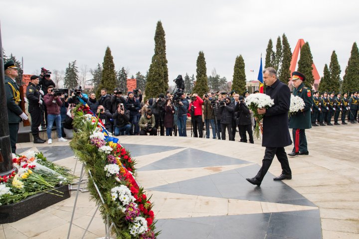 Comemorare cu PROTESTE. Oficialii au fost HUIDUIŢI de activiştii civici, care au acuzat guvernarea de politici antinaţionale (FOTO)