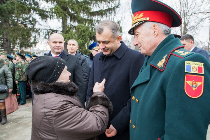 Comemorare cu PROTESTE. Oficialii au fost HUIDUIŢI de activiştii civici, care au acuzat guvernarea de politici antinaţionale (FOTO)