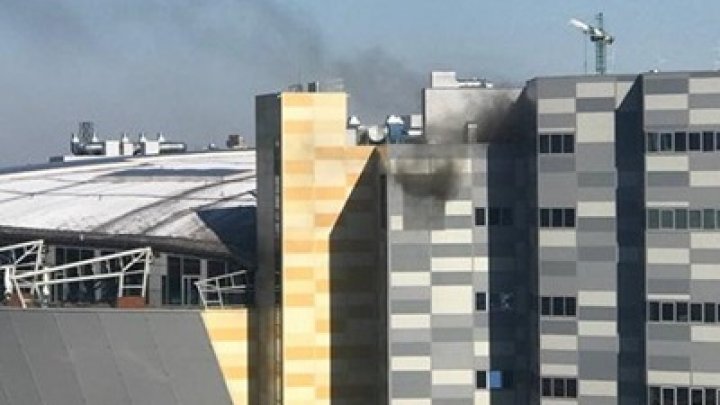 Incendiu de proporții într-un centru comercial din Kiev. Mai multe echipaje ale pompierilor, la fața locului