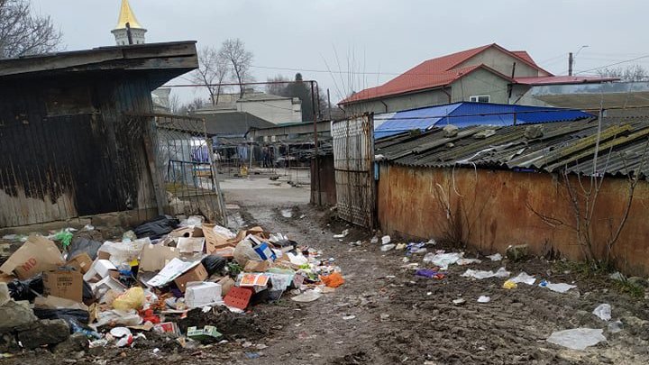 Mizerie totală în oraşul Ocniţa. Un veceu public se scufundă în gunoi (FOTO)