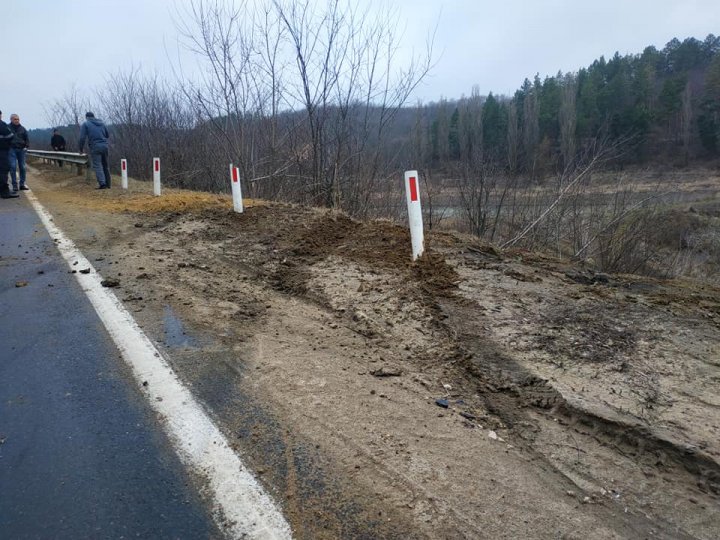 Accident în oraşul Hînceşti. Trei membri ai unei familii, printre care un bebeluş, au ajuns cu maşina în şanţ (FOTO)