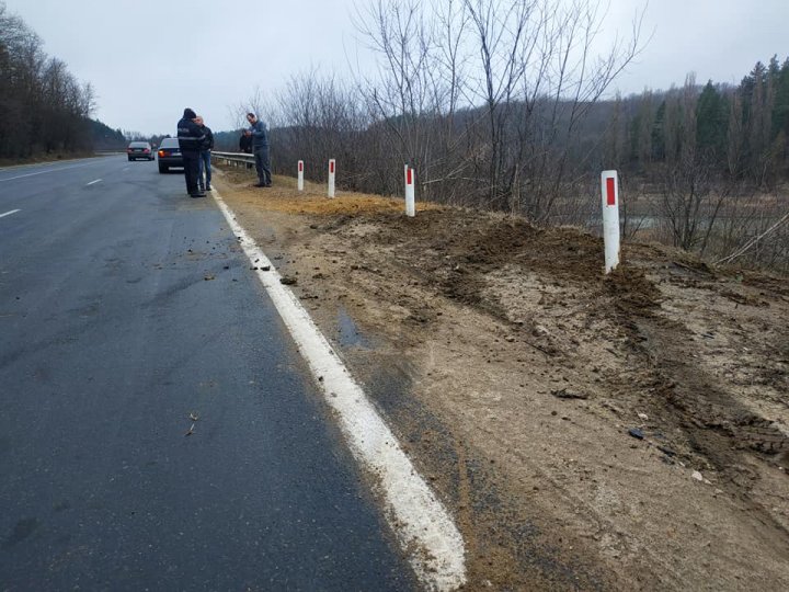 Accident în oraşul Hînceşti. Trei membri ai unei familii, printre care un bebeluş, au ajuns cu maşina în şanţ (FOTO)