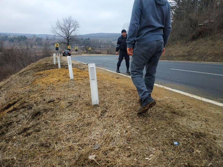 Accident în oraşul Hînceşti. Trei membri ai unei familii, printre care un bebeluş, au ajuns cu maşina în şanţ (FOTO)