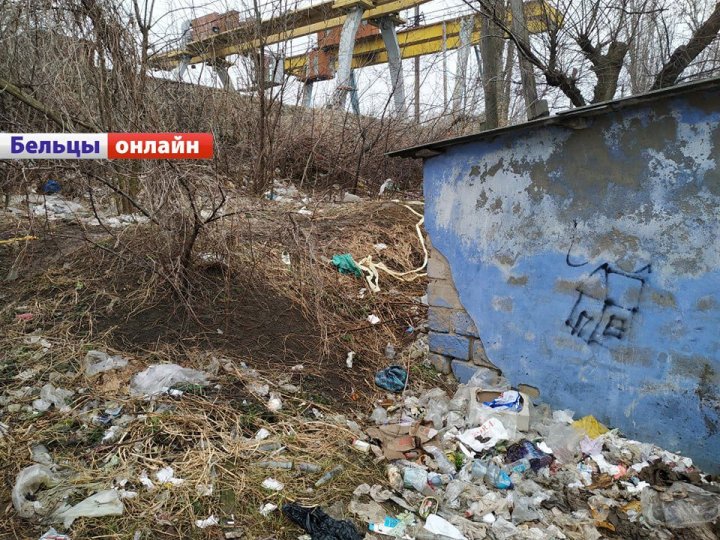 Mizerie totală în oraşul Ocniţa. Un veceu public se scufundă în gunoi (FOTO)