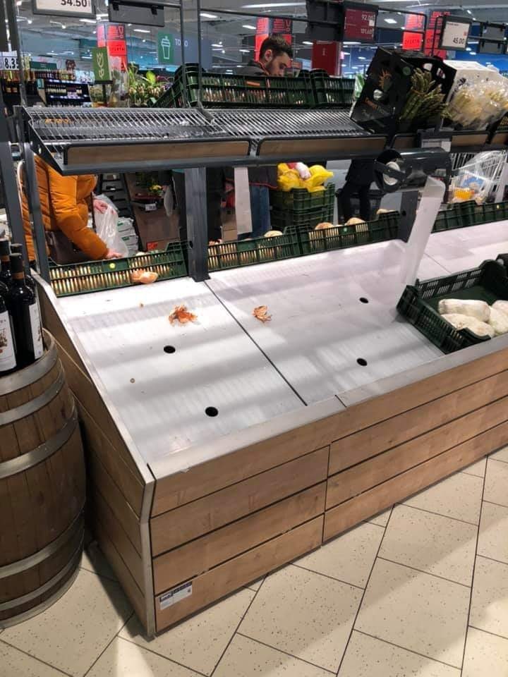 Panică şi haos în Capitală. Rafturile din magazine, goale (FOTO)