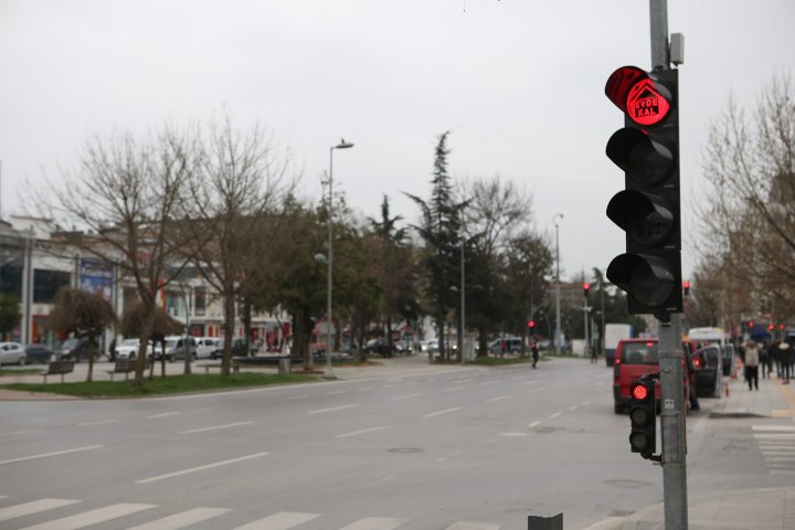 Coronavirus: Mesaje virale pe semafoare în Turcia: ”rămâneţi acasă” pe lumina roşie şi ”mergeţi acasă” pe cea verde (FOTO)