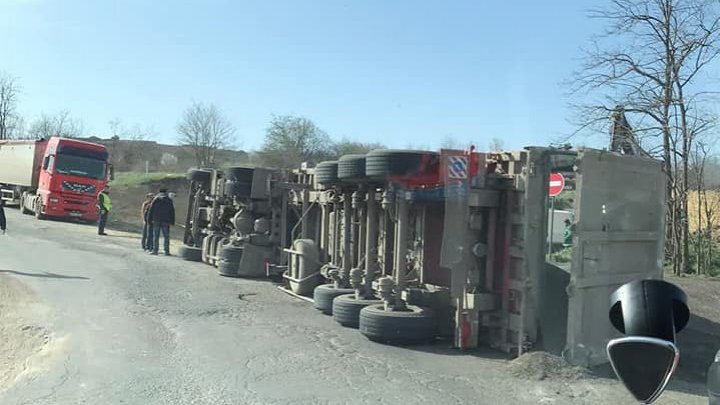 Accident rutier în raionul Taraclia. O mașină de mare tonaj s-a răsturnat (FOTO)